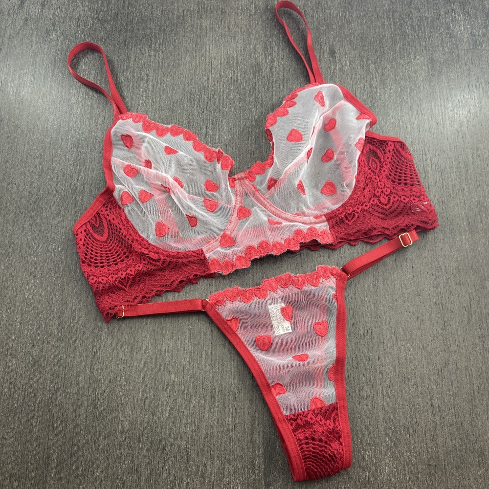 Conjunto de Lingerie Romântica em Renda e Guipir Bordado com Corações