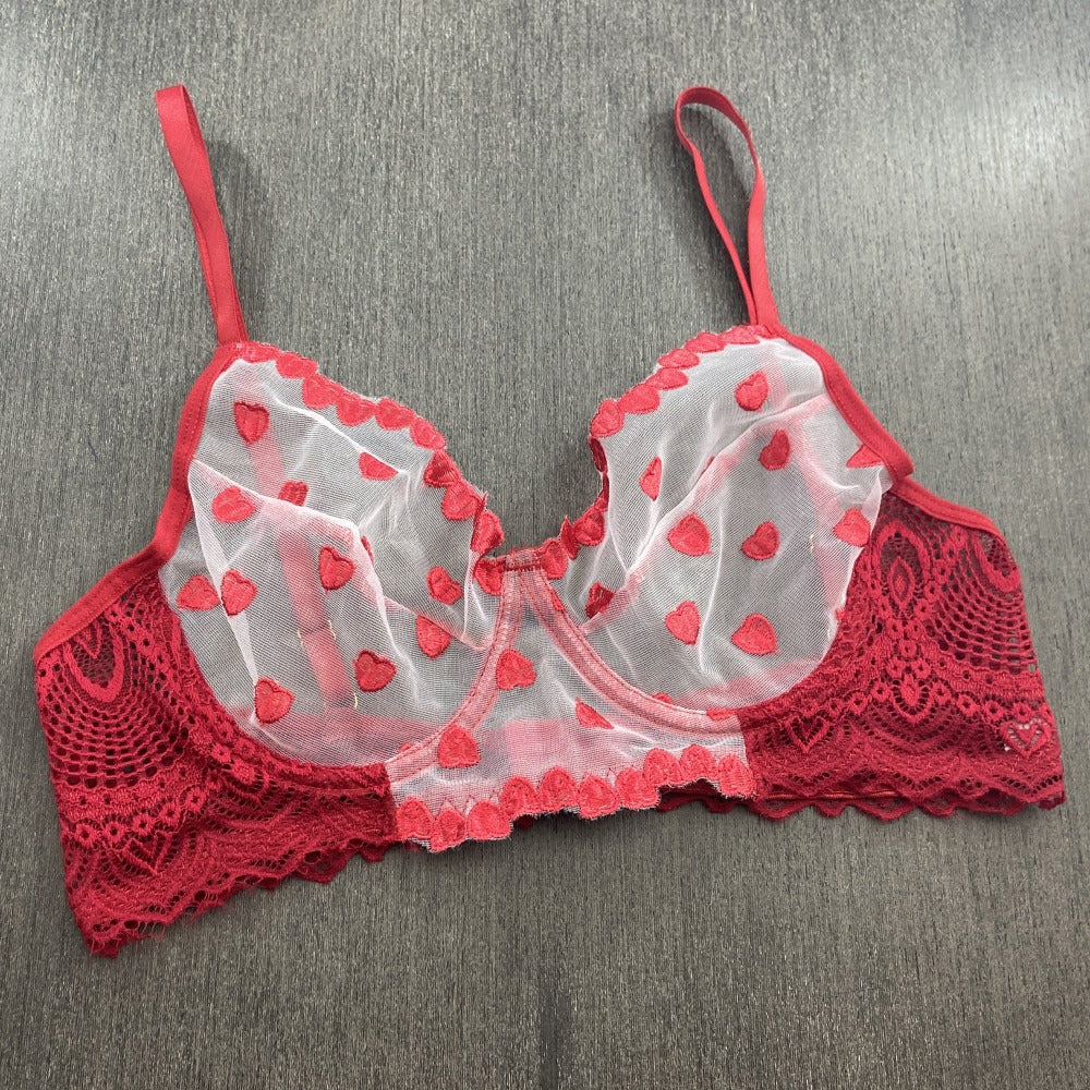 Conjunto de Lingerie Romântica em Renda e Guipir Bordado com Corações