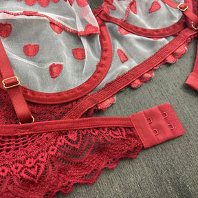 Conjunto de Lingerie Romântica em Renda e Guipir Bordado com Corações