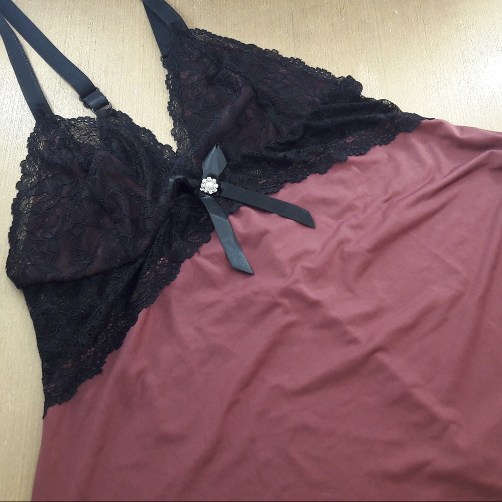 Camisola Sabrina Plus com Renda e Joia