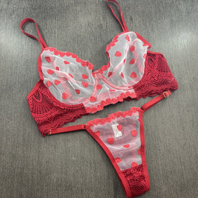 Conjunto de Lingerie Romântica em Renda e Guipir Bordado com Corações